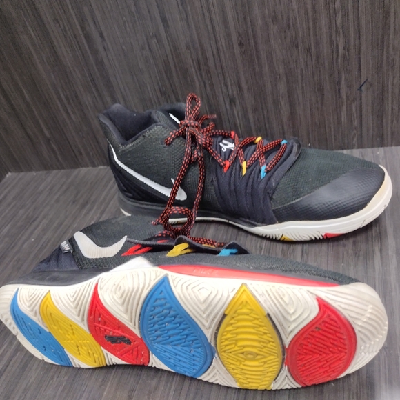 Nike Kyrie Friends Edition Sneakers, Size 7Y - Picture 6 of 9